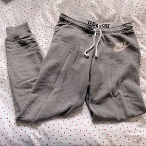 🏃🏻‍♀️ Nike gray jogger sweatpants